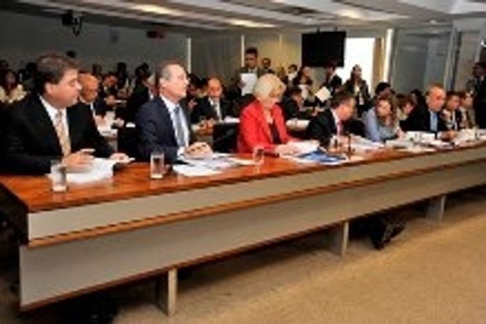 Renan 2ºesquerda, acompanha votação unânime do projeto CAE