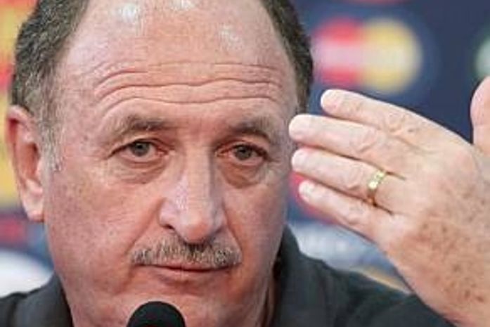 Felipão pede paciência e prevê 80% do time de Mano em estreia