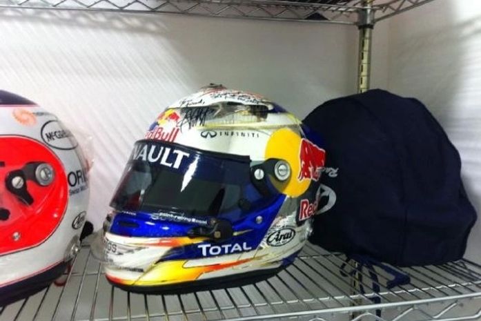 Bicampeão, Vettel presenteia Barrichello com capacete