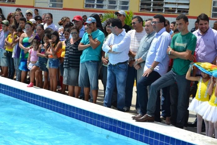 Prefeito inaugura piscina semi-olímpica em escola de Craíbas