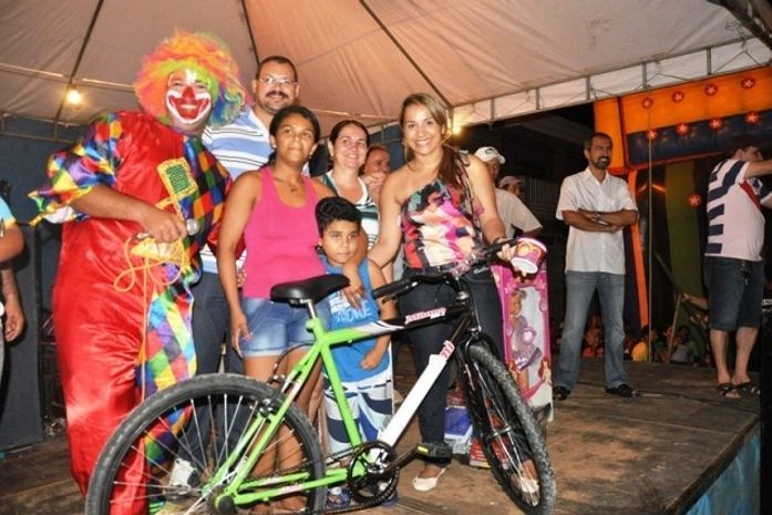 Criançada de Feira Grande festeja seu dia com brincadeiras e presentes