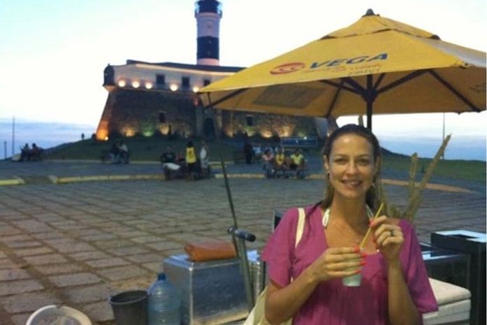 Grávida de quatro meses, Luana Piovani visita Salvador