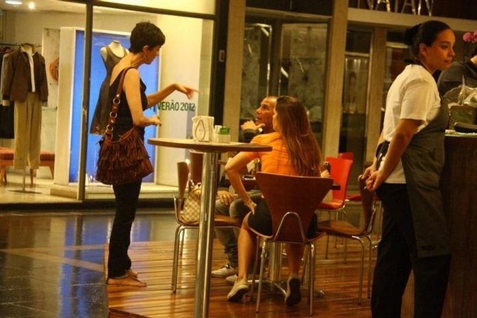 Eri Johnson cumprimenta Márcia Cabrita durante jantar com Viviane Victorette