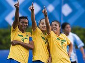 ânia Maranhão, uma das veteranas da equipe, Thaís e Maurine comemoram primeiro gol