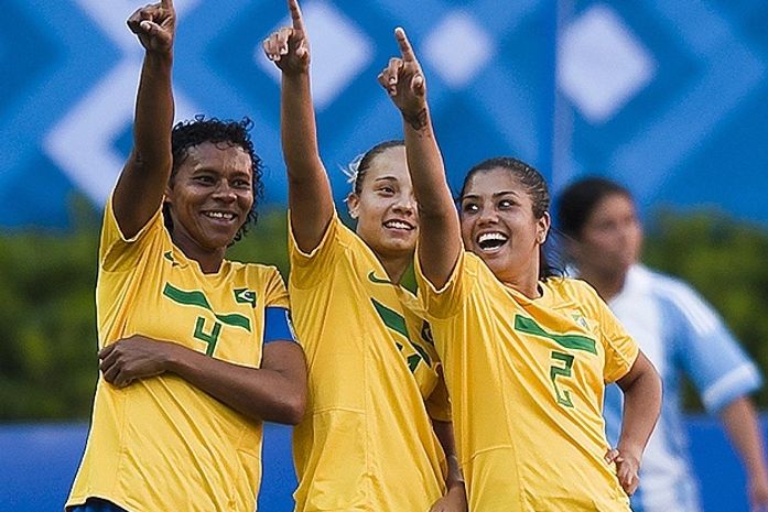 ânia Maranhão, uma das veteranas da equipe, Thaís e Maurine comemoram primeiro gol