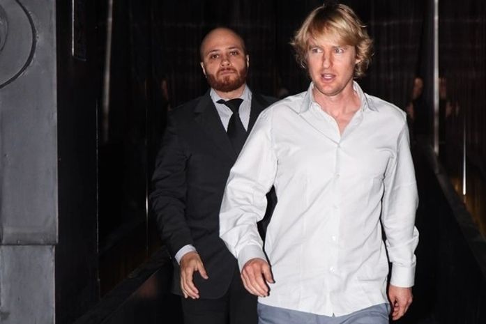 Owen Wilson foge da imprensa após cair na balada em São Paulo