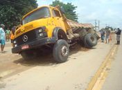 Pista estreita faz caminhão tombar em trecho de duplicação da AL 220