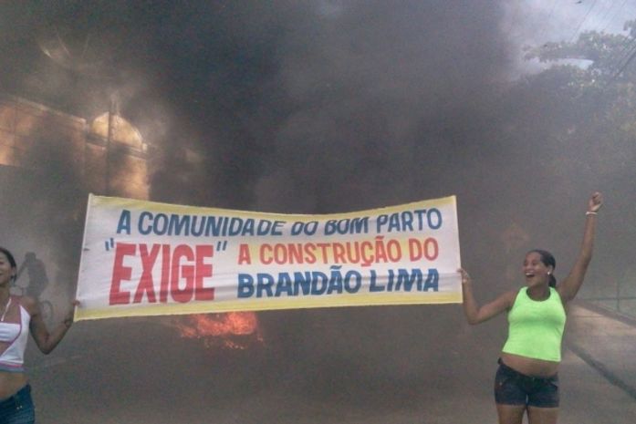 Manifestantes atearam fogo em pneus