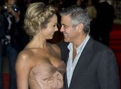 George Clooney troca olhares apaixonados com a namorada