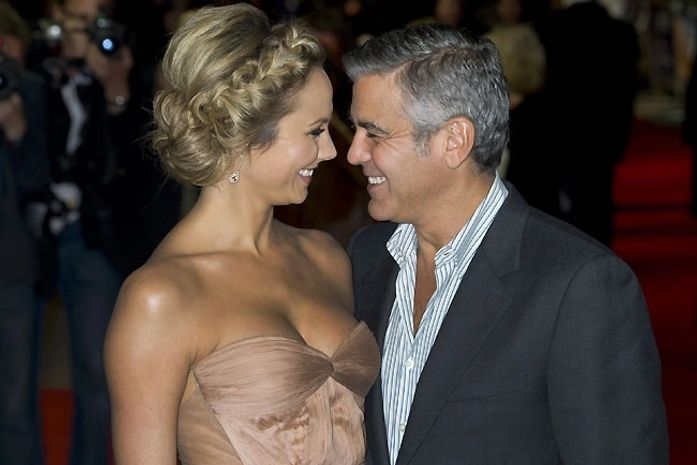George Clooney troca olhares apaixonados com a namorada