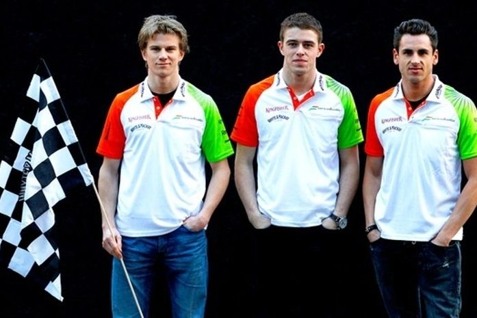 Hulkemberg segurando a bandeira, junto com Di Resta e Sutil.