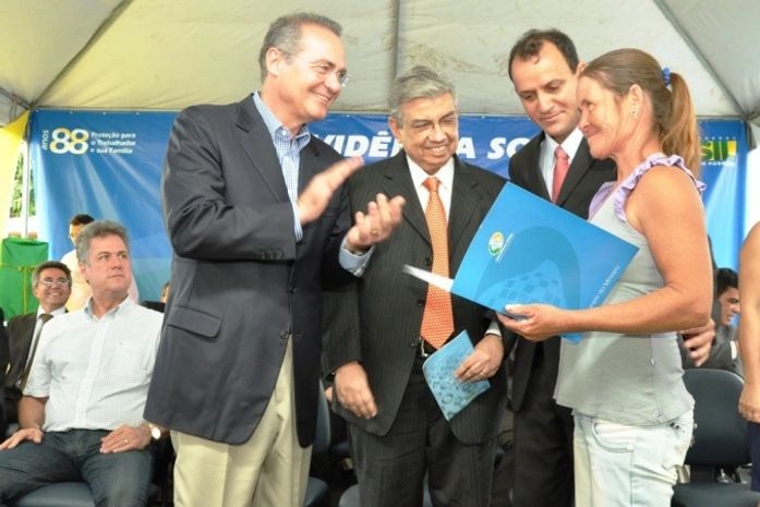 Renan, Garibaldi e Dudui entregam primeiro benefício da agência da Laje