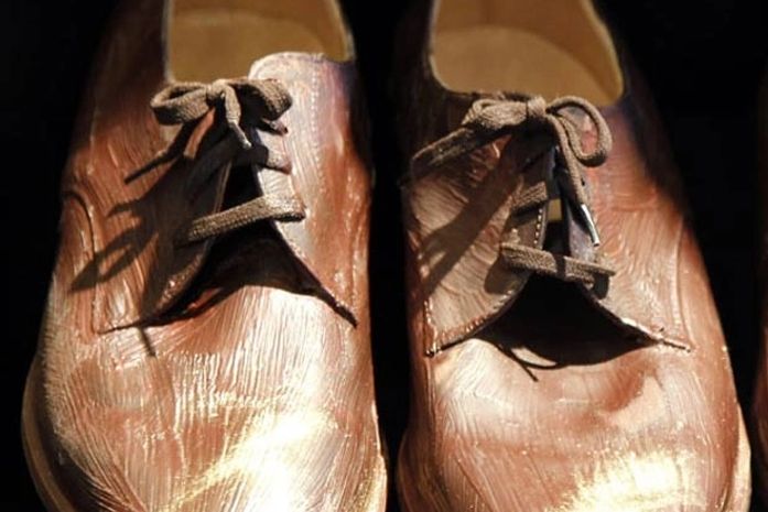 Sapato feito de chocolate é exibido em feira na França