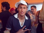 Neymar cai na balada após jogo do Santos no Rio de Janeiro