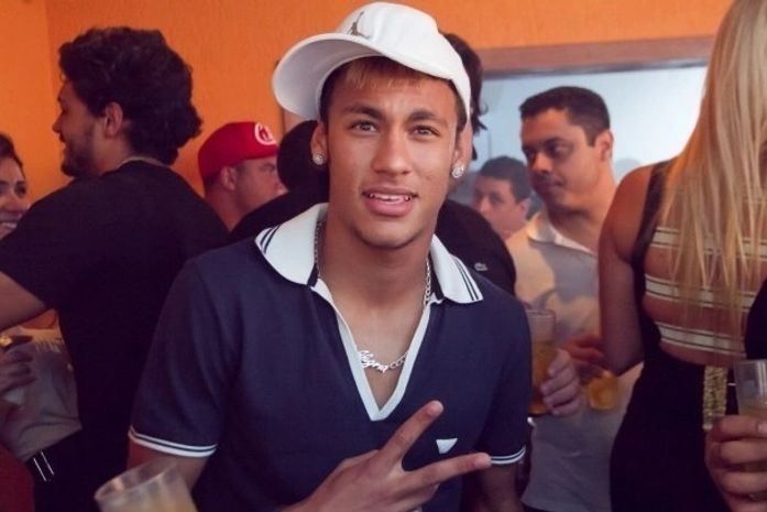 Neymar cai na balada após jogo do Santos no Rio de Janeiro