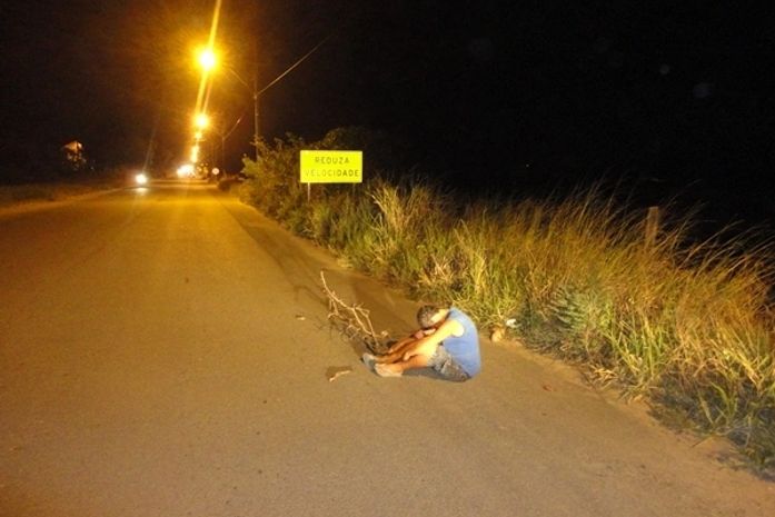 Embriagado, homem dorme às margens da rodovia AL 215