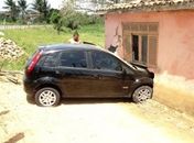 Veículo sobra em curva e invade residência na cidade de Penedo