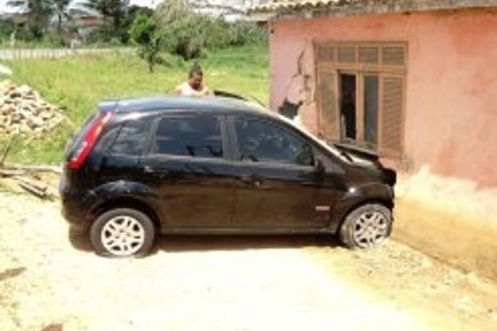 Veículo sobra em curva e invade residência na cidade de Penedo