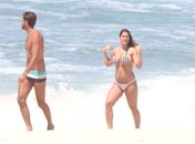 Após gravidez, Priscila Fantin exibe corpão na praia