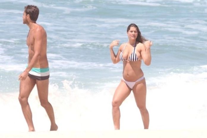 Após gravidez, Priscila Fantin exibe corpão na praia
