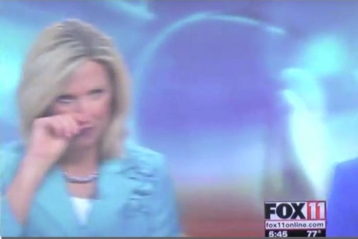 Apresentadora é flagrada com dedo no nariz durante programa ao vivo