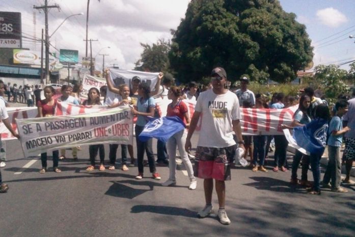 Protesto contra o aumento da passagem de ônibus em Maceió 