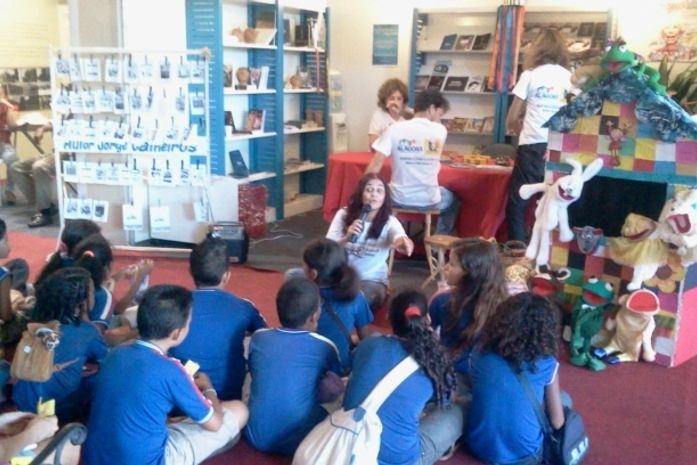 Crianças participam de leitura na V Bienal