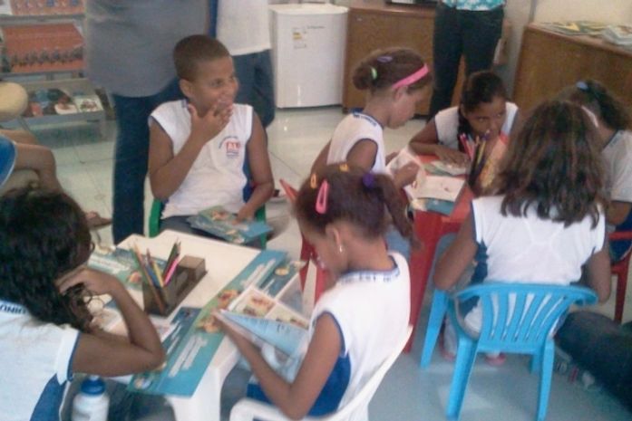 Crianças participam de leitura na V Bienal