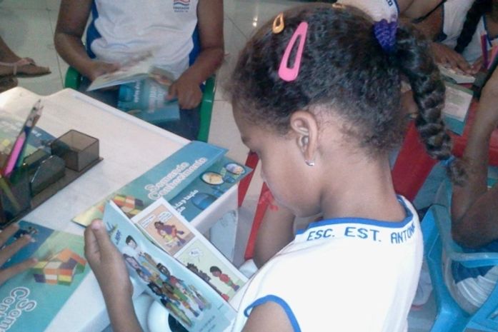 Crianças participam de leitura na V Bienal