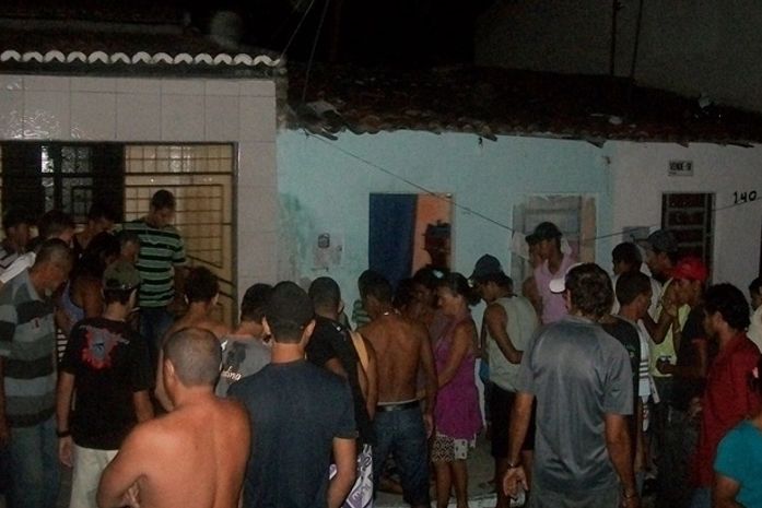Homem é executado com três tiros na frente da esposa e dos filhos