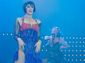 Claudia Raia estreia ‘Cabaret’ com plateia no palco e figurino fetichista