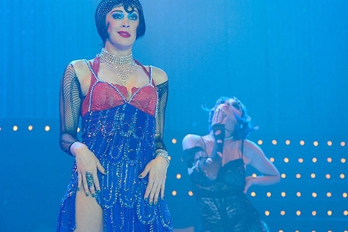 Claudia Raia estreia ‘Cabaret’ com plateia no palco e figurino fetichista