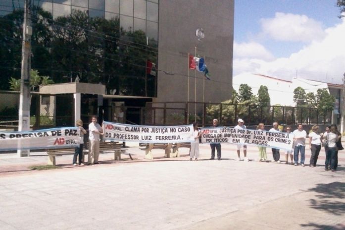 Familiares se concentraram em frente a sede do TJ