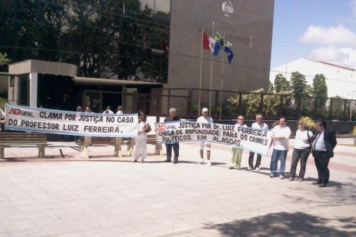 Familiares se concentraram em frente a sede do TJ