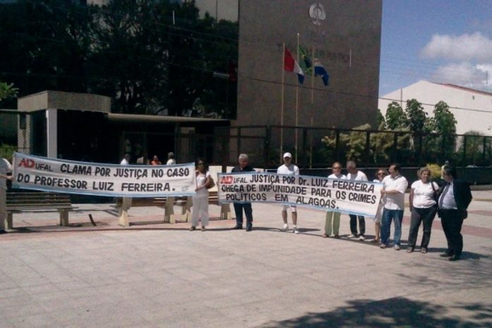 Familiares se concentraram em frente a sede do TJ