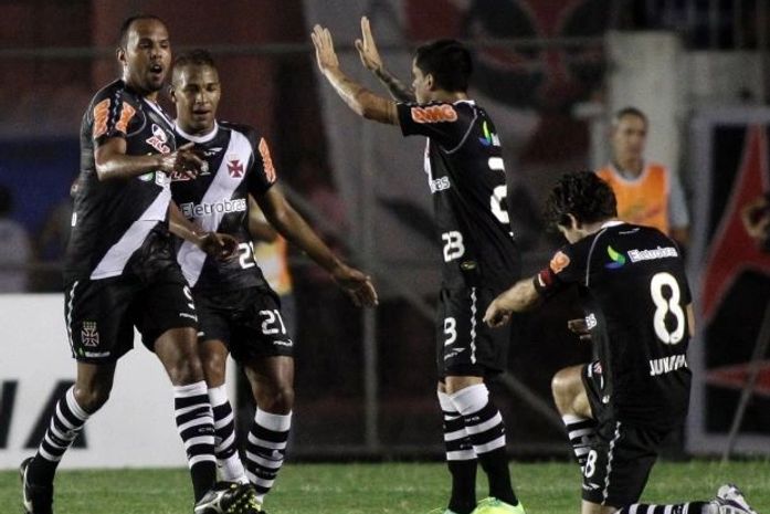 Vasco aplica sonora goleada no Aurora e segue na Sulamericana