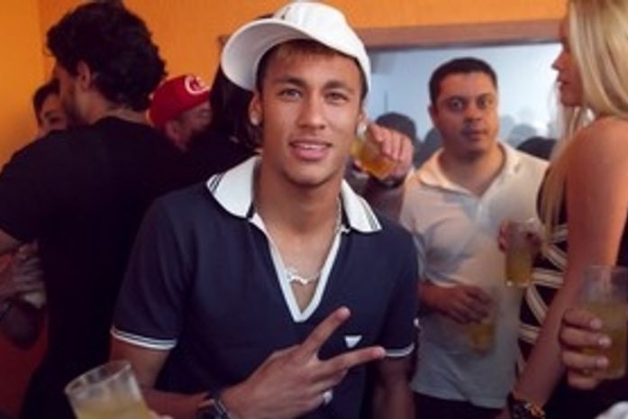 Aos 19, Neymar quebra tabu e busca afirmação mundial