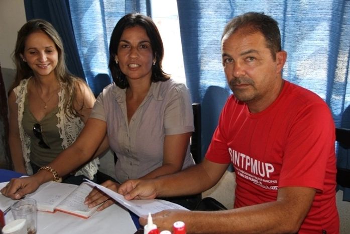 Direção Sintpmup, Carla Thereza (centro) e Tita (vermelho)