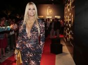 Monique Evans desaprova ensaio nu da filha: ‘Acho cedo demais’