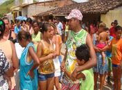 Criança morre eletrocutada por fio de alta tensão enquanto brincava na rua