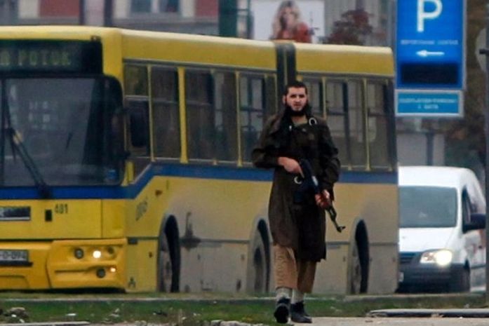 Homem armado ataca embaixada dos EUA em Sarajevo e fere 2