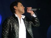 Zezé chora ao abrir show sozinho em Curitiba: "quero abraçar meu irmão"