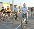 Luciano Barbosa e Renan Calheiros caminhando de bicicletas nas ruas de Arapiraca