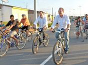  Luciano Barbosa e Renan Calheiros caminhando de bicicletas nas ruas de Arapiraca




