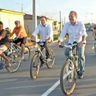  Luciano Barbosa e Renan Calheiros caminhando de bicicletas nas ruas de Arapiraca




