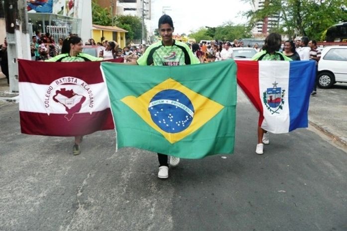 Alunos desfilam na abertura da Olimpíada John Mein, dando início à programação do adeus ao CBA

