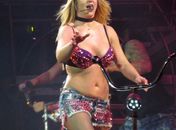 Britney Spears exibe barriga flácida em segundo show em Londres