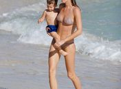 Gisele Bündchen ensina filho a nadar no mar do Caribe