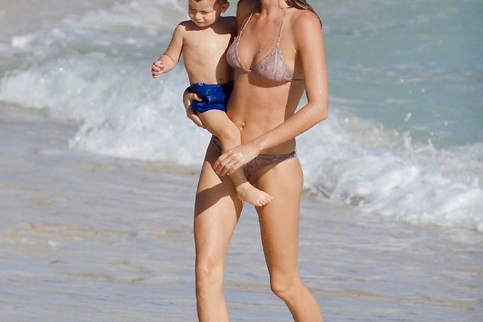 Gisele Bündchen ensina filho a nadar no mar do Caribe
