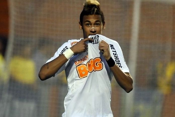 Neymar "afina" conclusões e se credencia a "top 3" com Pelé e Robinho